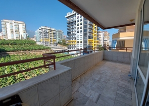 Трехкомнатная квартира с красивой мебелью в районе Махмутларе 