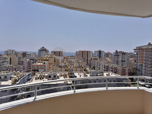 Трехкомнатная квартира с видом на море и горы в районе Махмутлар, Алания