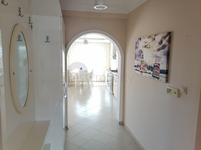 Трехкомнатная квартира с видом на море и горы в районе Махмутлар, Алания