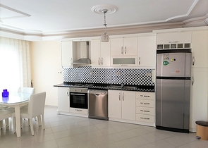 Трехкомнатная квартира с видом на море и горы в районе Махмутлар, Алания