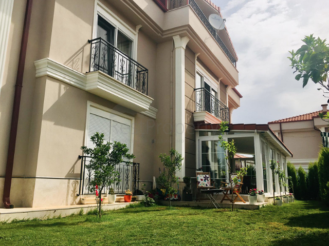 Отдельностоящая вилла 5+1 с мебелью в комплексе в Дошемеальты