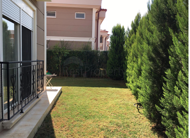 Отдельностоящая вилла 5+1 с мебелью в комплексе в Дошемеальты