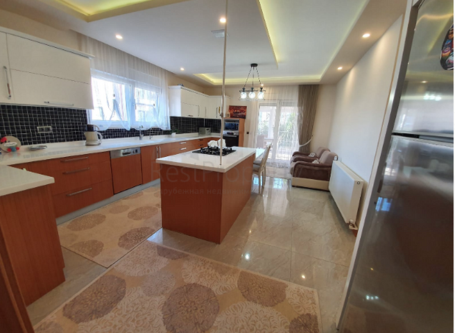 Отдельностоящая вилла 5+1 с мебелью в комплексе в Дошемеальты