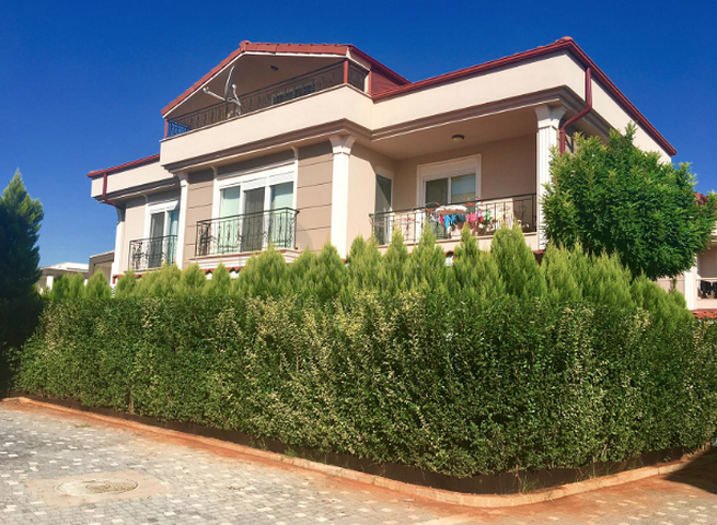 Отдельностоящая вилла 5+1 с мебелью в комплексе в Дошемеальты