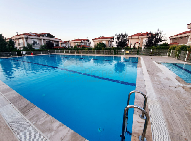 Отдельностоящая вилла 5+1 с мебелью в комплексе в Дошемеальты