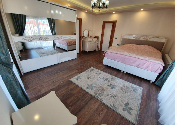 Отдельностоящая вилла 5+1 с мебелью в комплексе в Дошемеальты