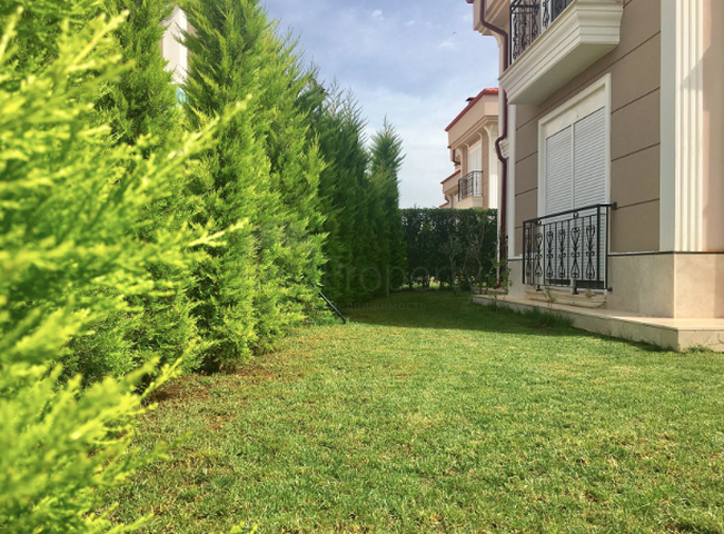 Отдельностоящая вилла 5+1 с мебелью в комплексе в Дошемеальты