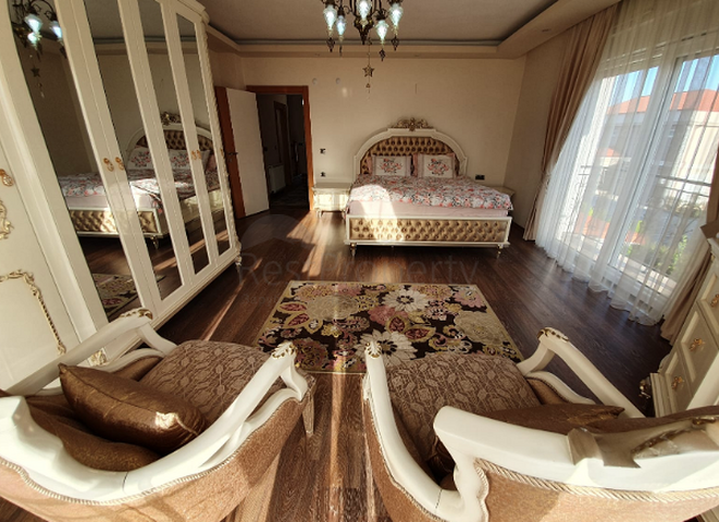 Отдельностоящая вилла 5+1 с мебелью в комплексе в Дошемеальты