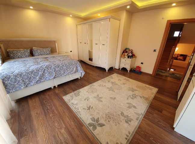 Отдельностоящая вилла 5+1 с мебелью в комплексе в Дошемеальты