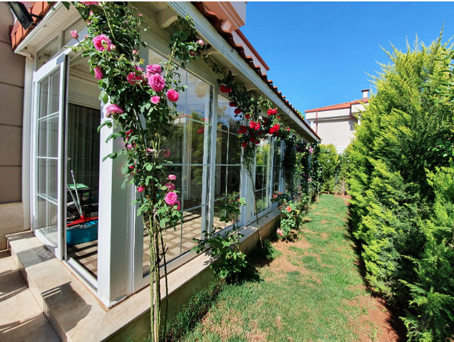 Отдельностоящая вилла 5+1 с мебелью в комплексе в Дошемеальты