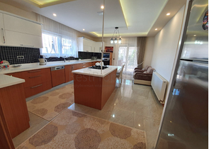 Отдельностоящая вилла 5+1 с мебелью в комплексе в Дошемеальты