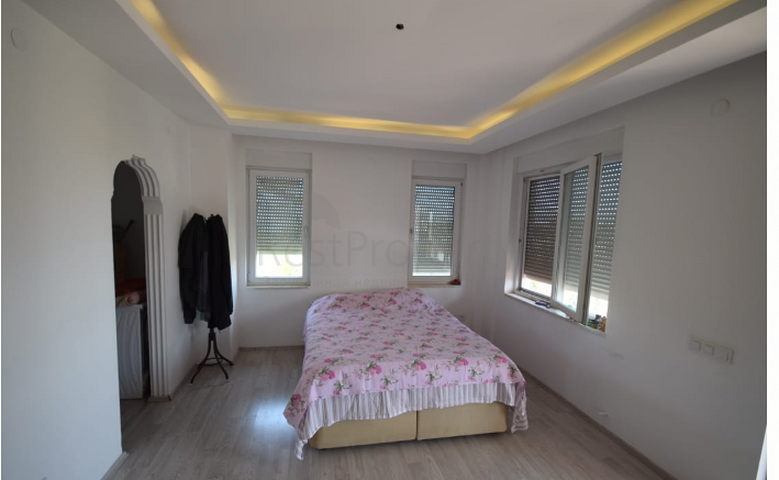 Отдельностоящая вилла 5+1 с бассейном в Алтынкале Дошемеальты