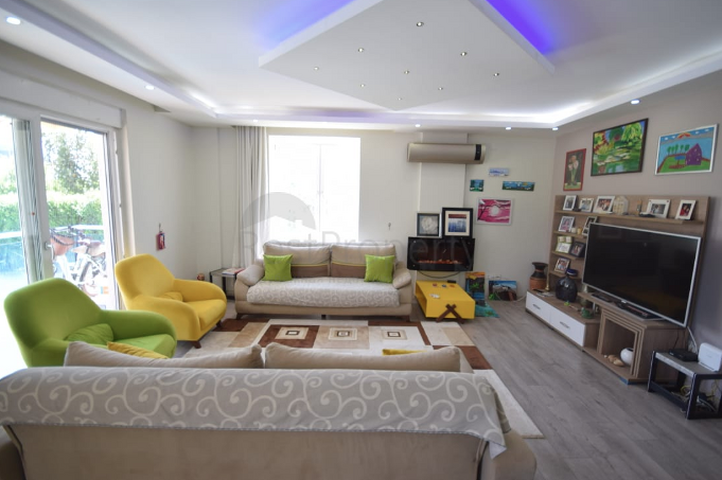 Отдельностоящая вилла 5+1 с бассейном в Алтынкале Дошемеальты