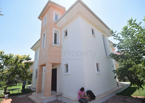 Отдельностоящая вилла 5+1 с бассейном в Алтынкале Дошемеальты