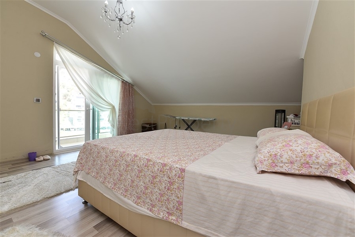 Меблированный пентхаус 3+1 с видом на горы в районе Газипаша