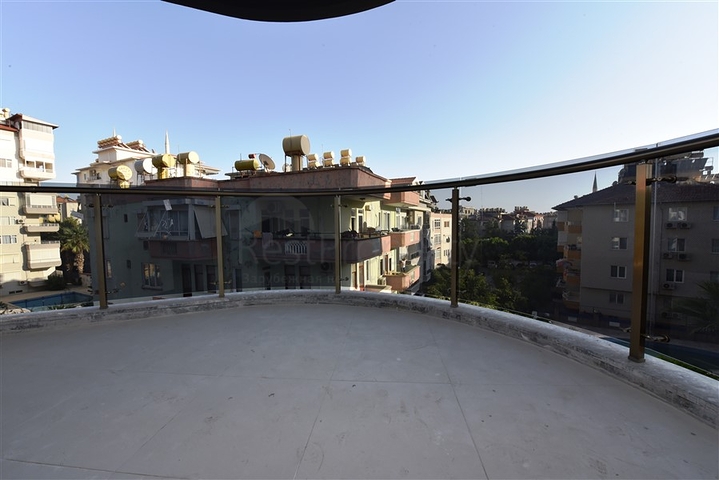 Трёхкомнатная квартира в новом доме в центре Алании