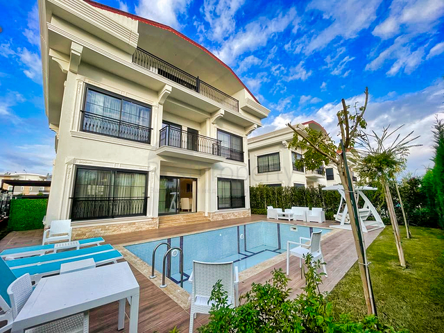 Виллы на завершении строительства в центре Белека