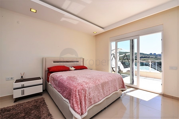 Меблированный пентхаус 3+1 с видом на море