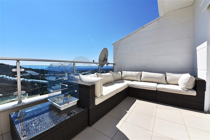 Меблированный пентхаус 3+1 с видом на море