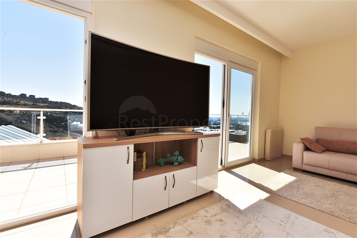 Меблированный пентхаус 3+1 с видом на море