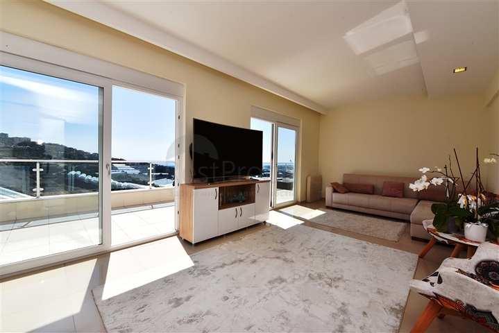 Меблированный пентхаус 3+1 с видом на море