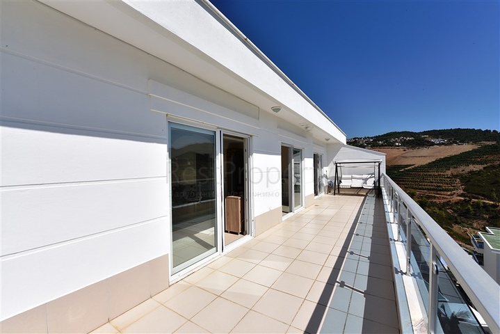 Меблированный пентхаус 3+1 с видом на море