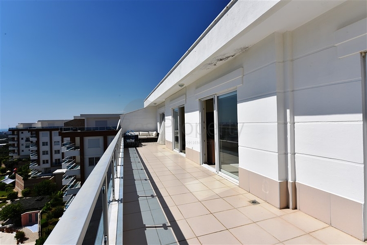 Меблированный пентхаус 3+1 с видом на море