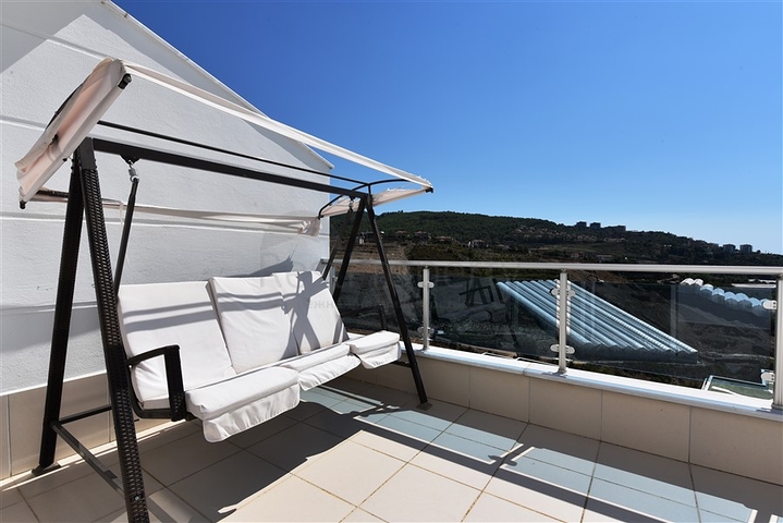 Меблированный пентхаус 3+1 с видом на море