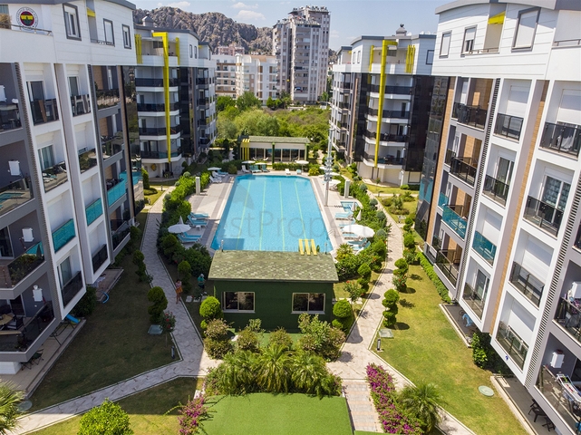 Двухкомнатная квартира с мебелью в элитном проекте в Коньяалты