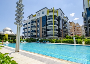 Двухкомнатная квартира с мебелью в элитном проекте в Коньяалты