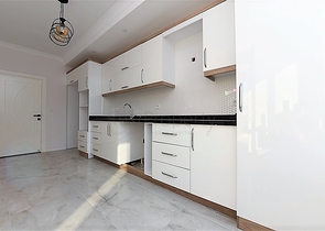 Новая квартира 2+1 с отдельной кухней в районе Махмутлар 