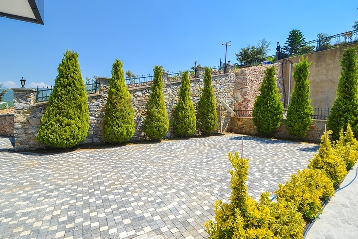 Трехэтажная вилла планировкой 3+1 в районе Каргыджак города Алания