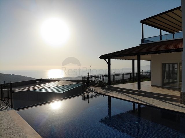 Трехэтажная вилла планировкой 3+1 в районе Каргыджак города Алания