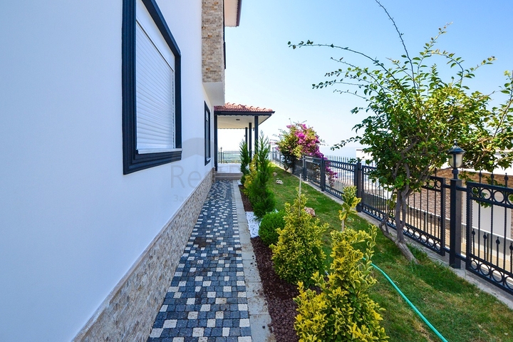 Трехэтажная вилла планировкой 3+1 в районе Каргыджак города Алания