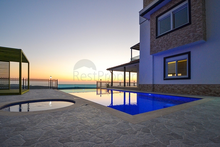 Трехэтажная вилла планировкой 3+1 в районе Каргыджак города Алания