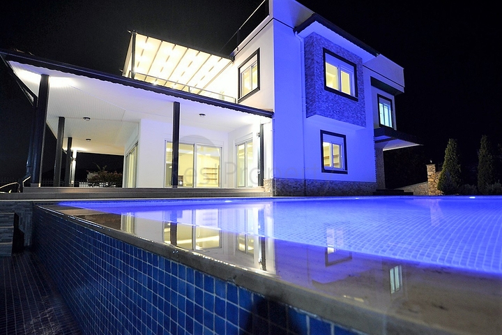 Трехэтажная вилла планировкой 3+1 в районе Каргыджак города Алания