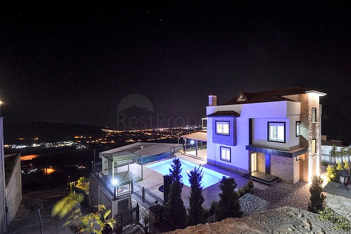 Трехэтажная вилла планировкой 3+1 в районе Каргыджак города Алания