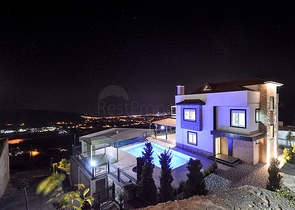 Трехэтажная вилла планировкой 3+1 в районе Каргыджак города Алания