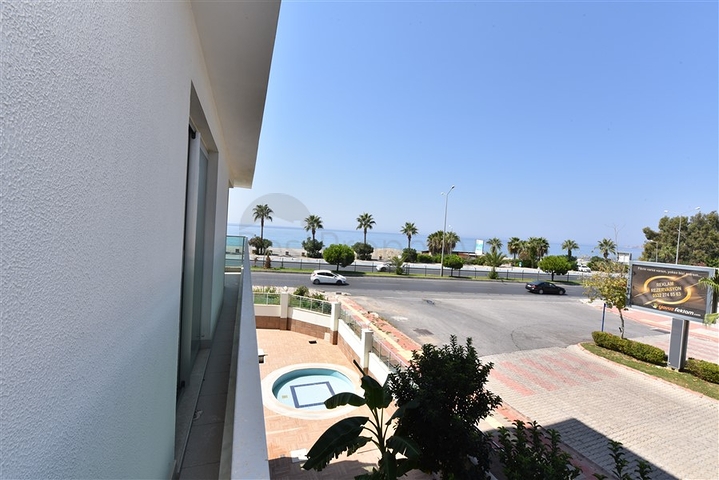 Трехкомнатная квартира в 20 метрах  от моря