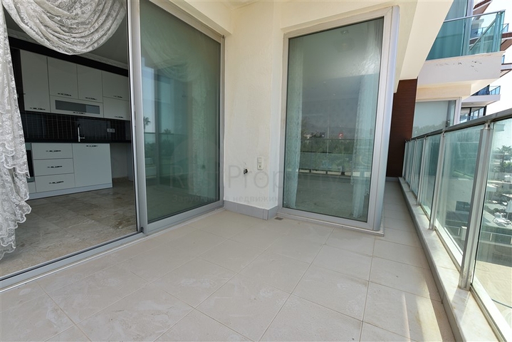 Трехкомнатная квартира в 20 метрах  от моря