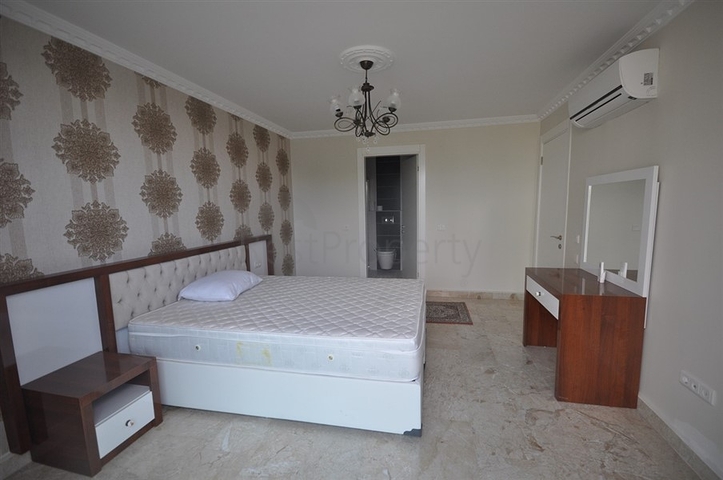 Трехкомнатная квартира в 20 метрах  от моря