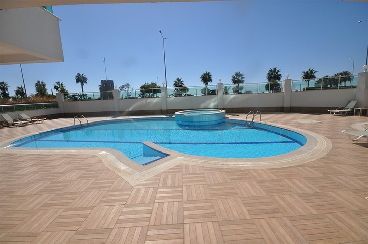 Трехкомнатная квартира в 20 метрах  от моря