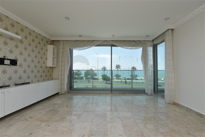 Трехкомнатная квартира в 20 метрах  от моря