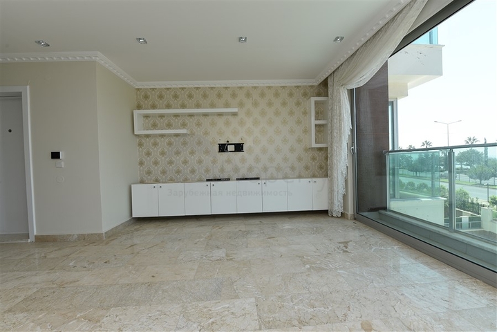 Трехкомнатная квартира в 20 метрах  от моря