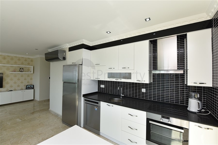 Трехкомнатная квартира в 20 метрах  от моря