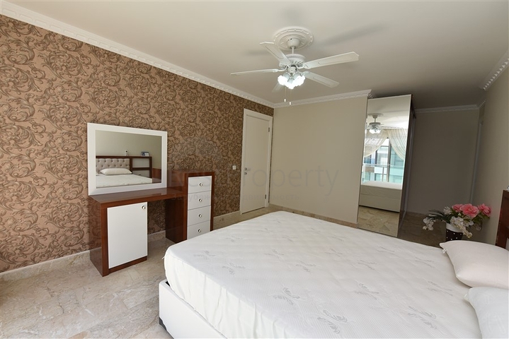 Трехкомнатная квартира в 20 метрах  от моря