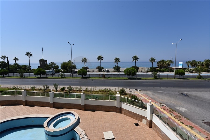 Трехкомнатная квартира в 20 метрах  от моря