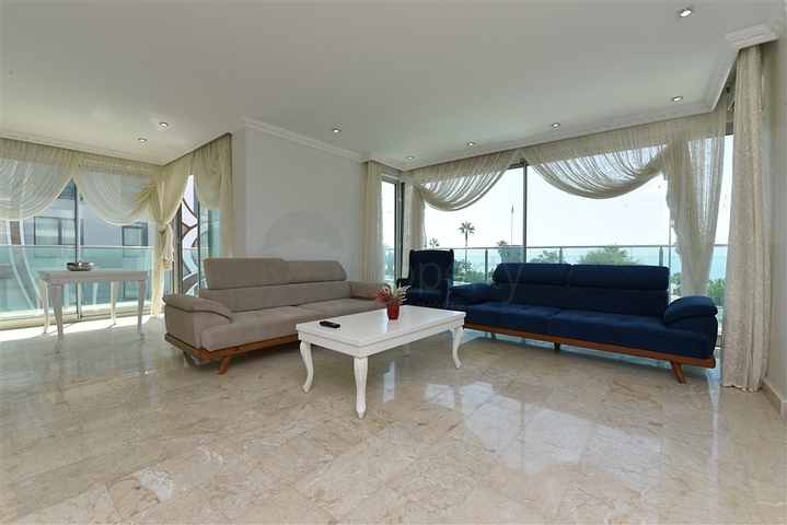 Трехкомнатная квартира в 20 метрах  от моря