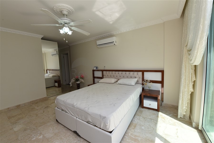 Трехкомнатная квартира в 20 метрах  от моря