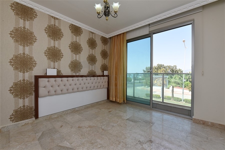 Трехкомнатная квартира в 20 метрах  от моря